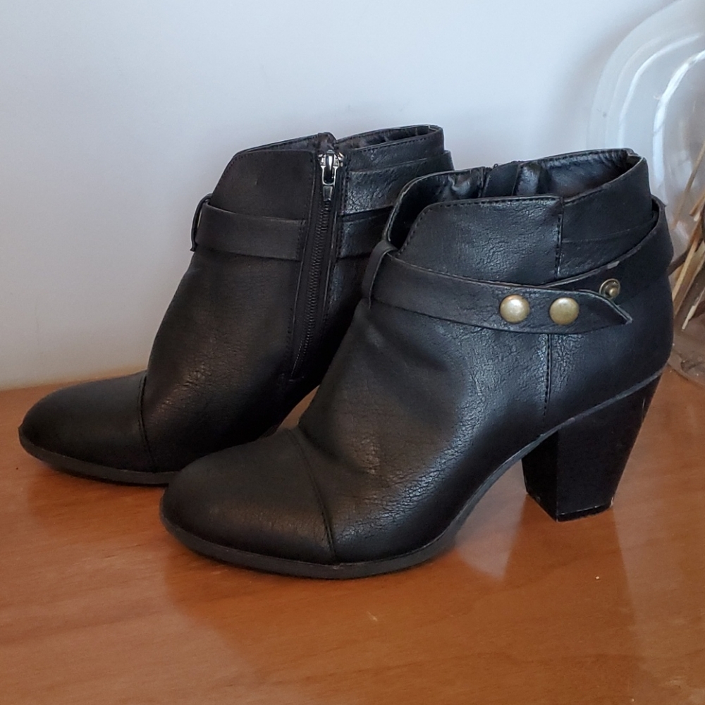 American Eagle womens heeled booties.